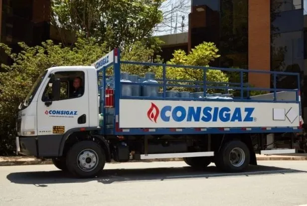 Imagem de um caminhão da Consigaz com botijões de gás GLP