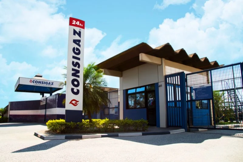 Imagem do portão de entrada da Consigaz.