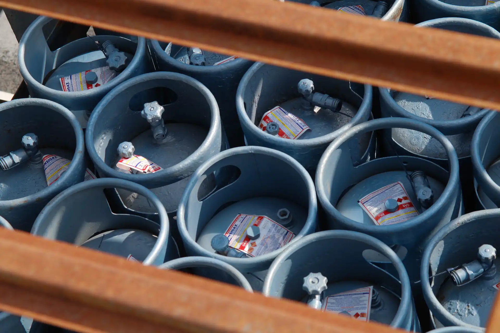 Conteúdo sobre produtos para vender no seu depósito de gás. Vários cilindros de gás propano disponíveis para venda, ideais para cozinha, aquecimento ou comércio. Fácil transporte e instalação.