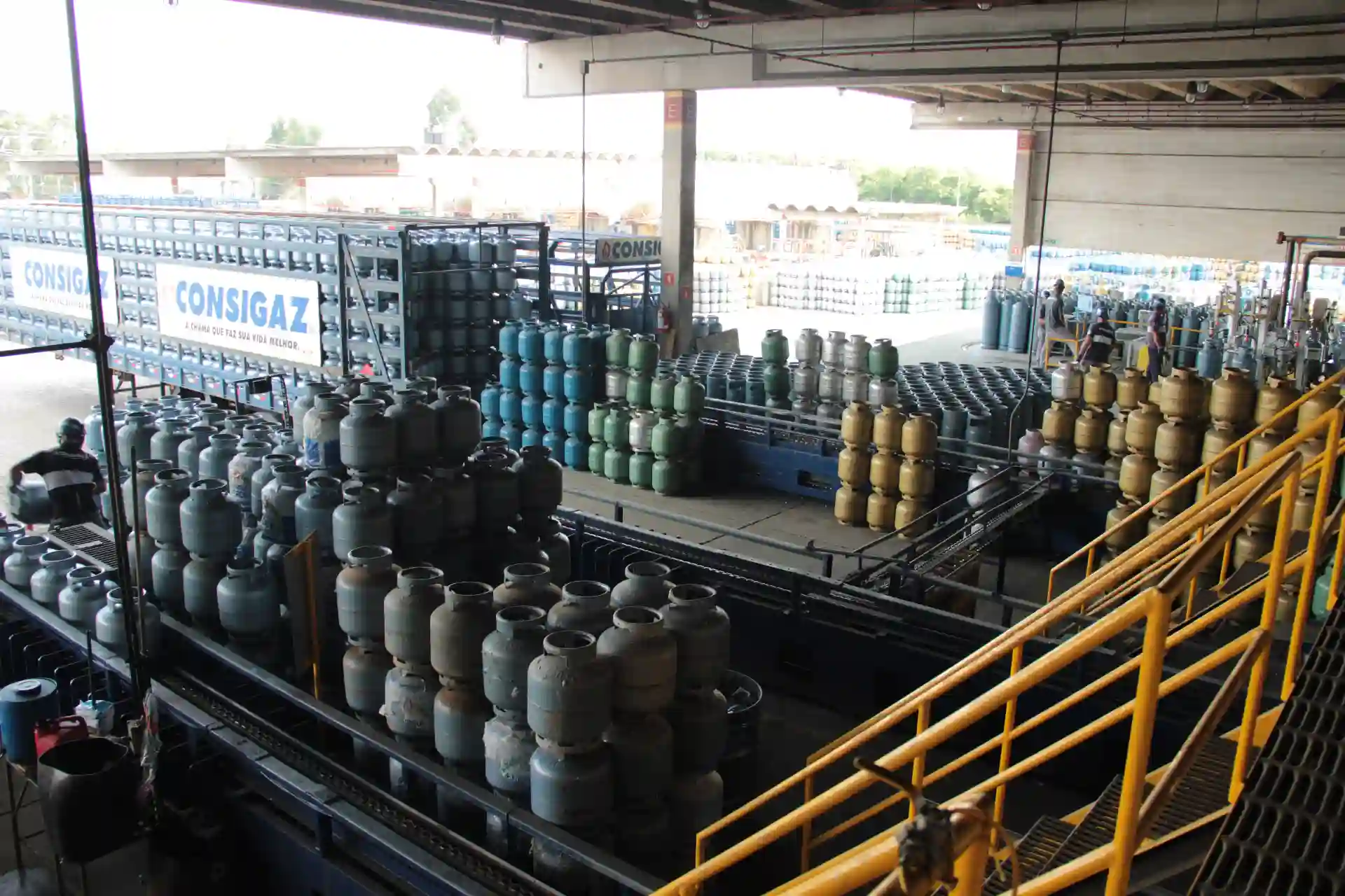 Armazém de cilindros de gás em uma fábrica, com destaque para a conformidade da instalação conforme a norma ABNT NBR 15514, voltada para segurança e armazenamento de gases sob pressão.