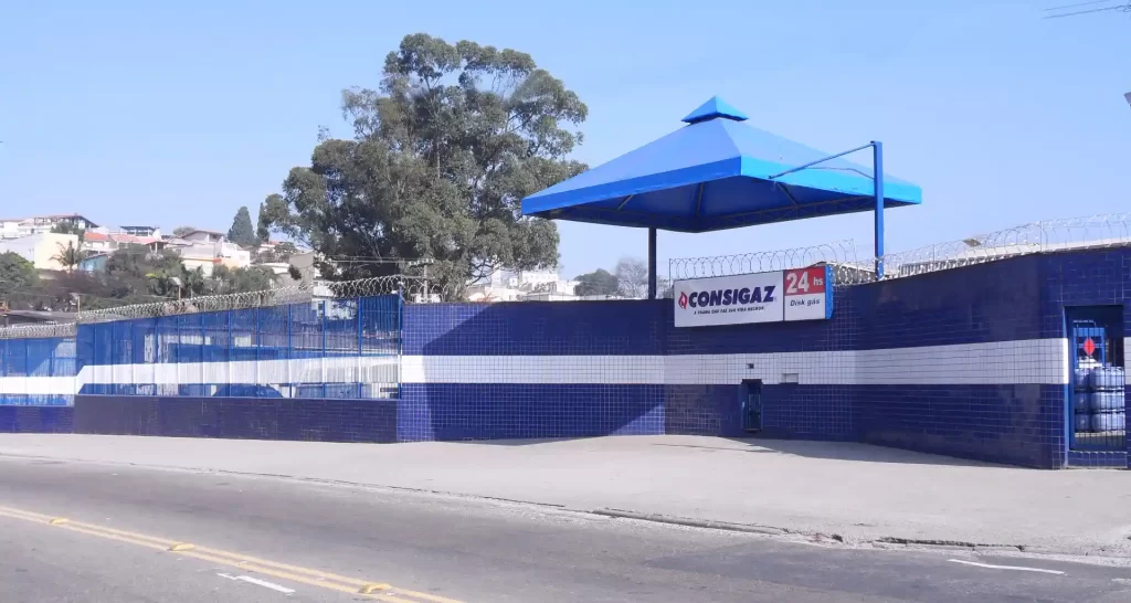 Instalação de depósito de gás classe 5 na área urbana, com estrutura de proteção e acesso controlado para armazenamento seguro de gases inflamáveis.