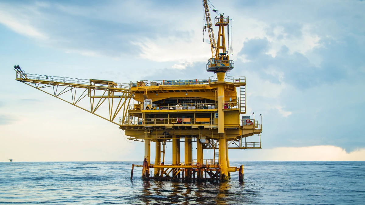 Foto de uma plataforma de exploração de petróleo para ilustrar o artigo da Consigaz Revendas sobre o mercado de energia.